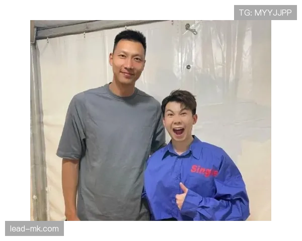 易建联拎菜篮子回家，名牌包角露出来那一刻我笑喷了